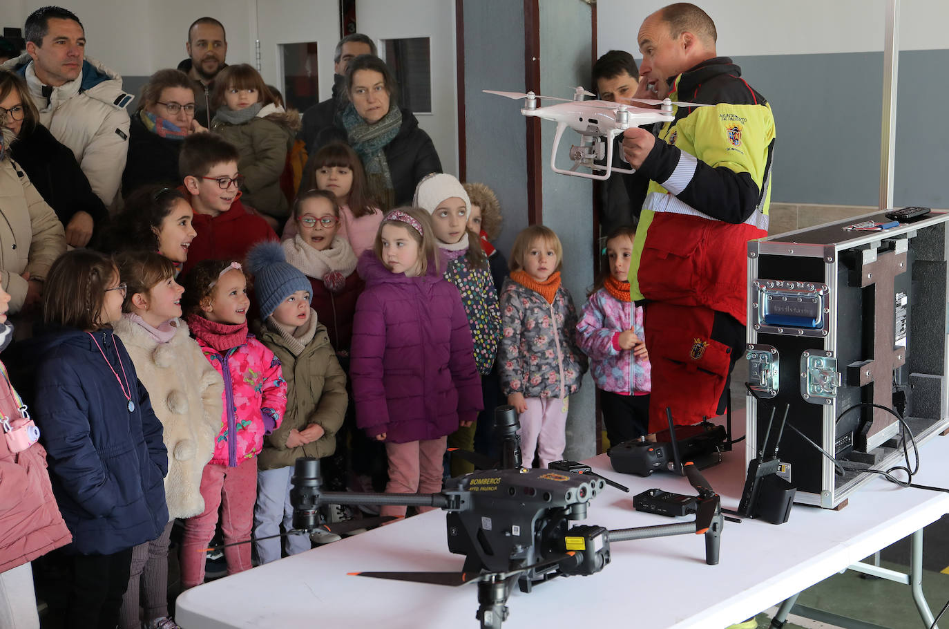 Los más pequeños aprenden de los bomberos de Palencia