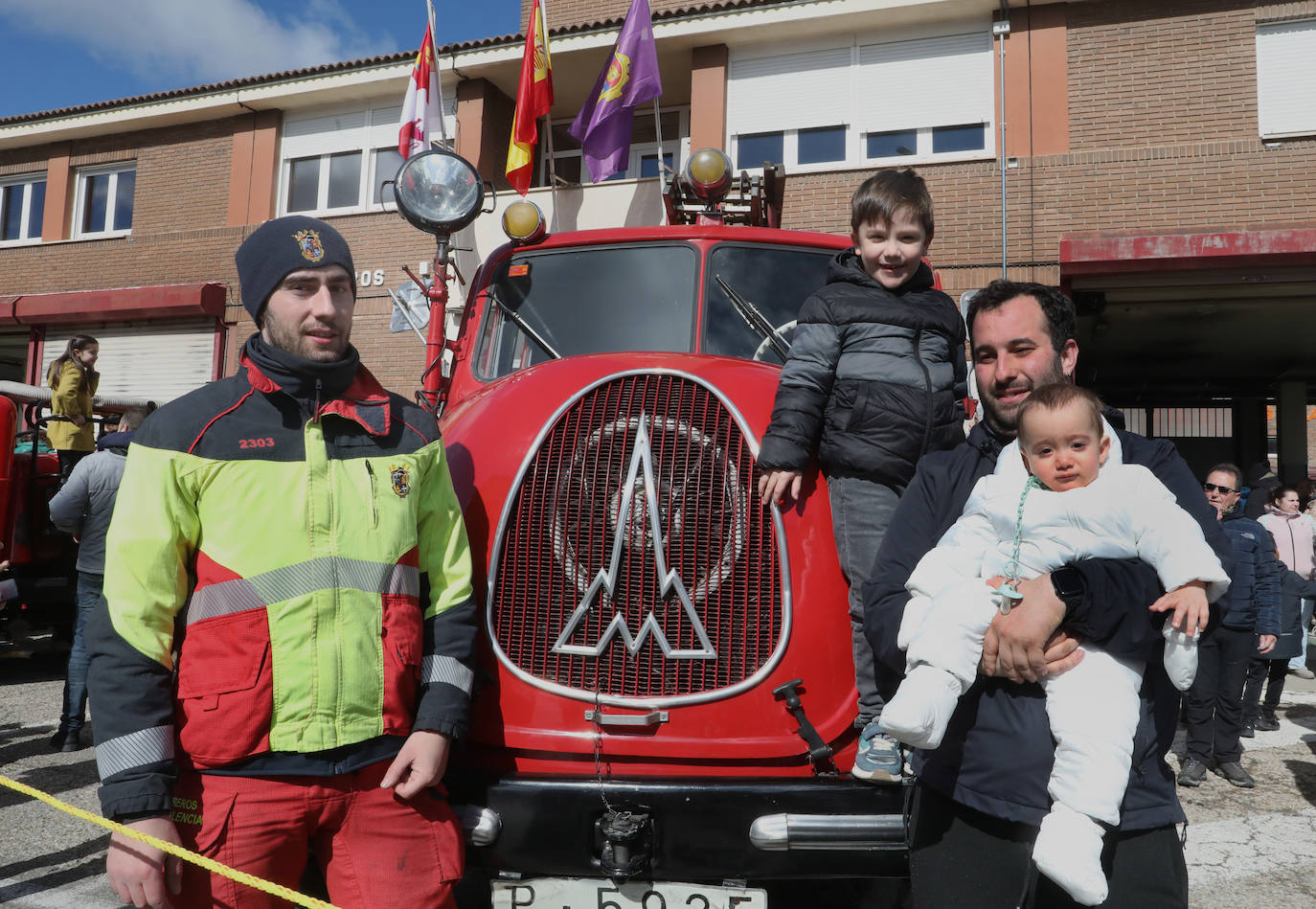 Los más pequeños aprenden de los bomberos de Palencia