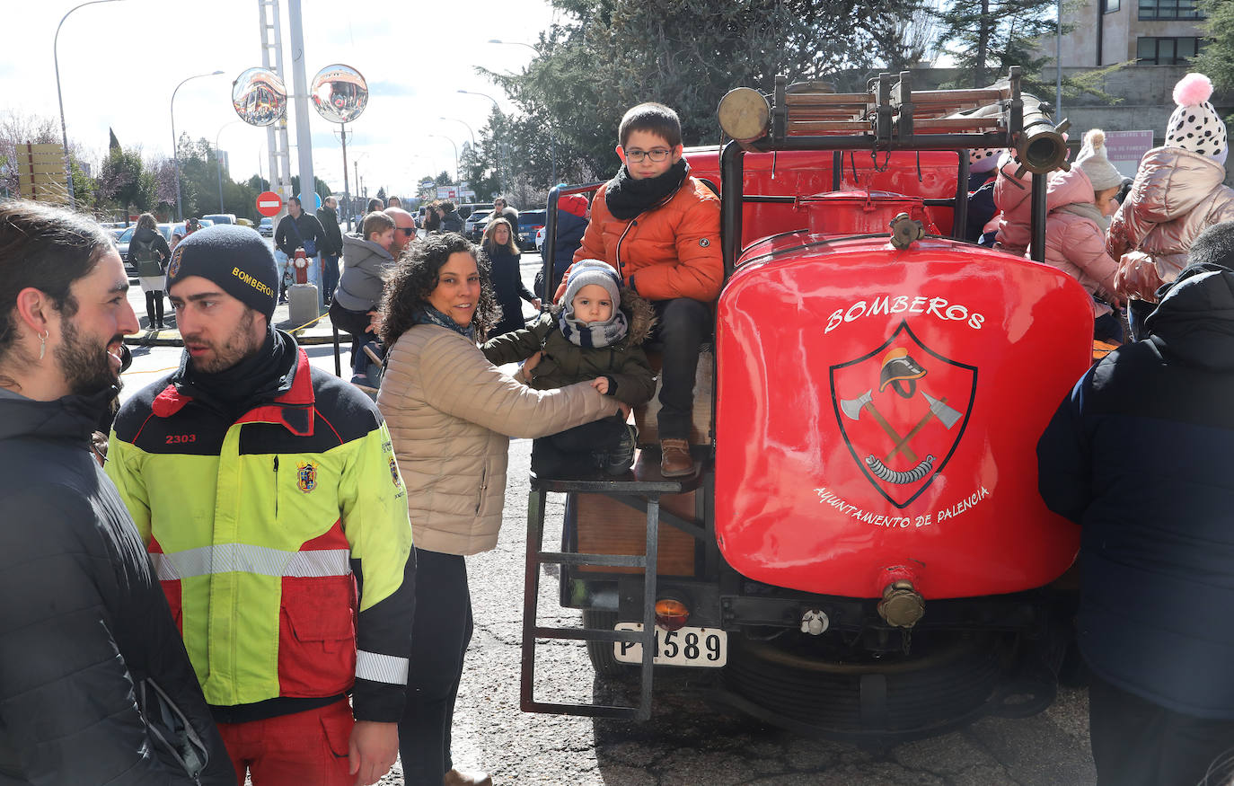 Los más pequeños aprenden de los bomberos de Palencia