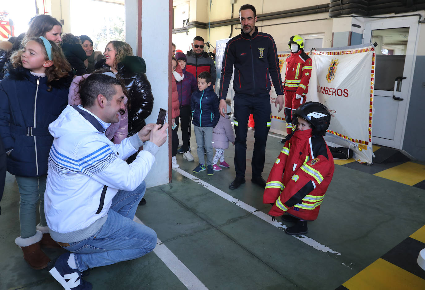 Los más pequeños aprenden de los bomberos de Palencia