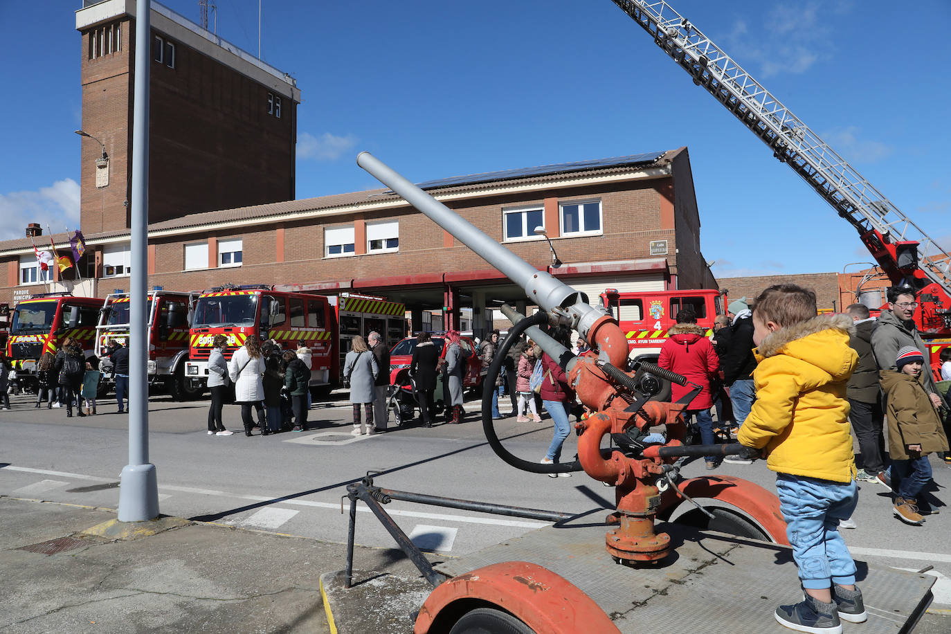 Los más pequeños aprenden de los bomberos de Palencia