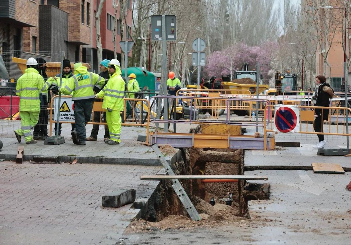 Operarios, este lunes por la mañana junto a la zanja a la que ha caído un trabajador en Villa de Prado.