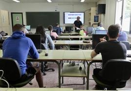 Un profesor imparte una clase en un instituto de Valladolid, en una imagen de archivo.