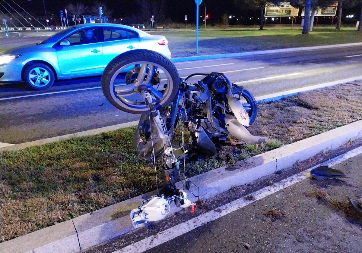 Estado en el quedó la moto de reparto de Domino's Pizza tras el accidente en la avenida de Salamanca.