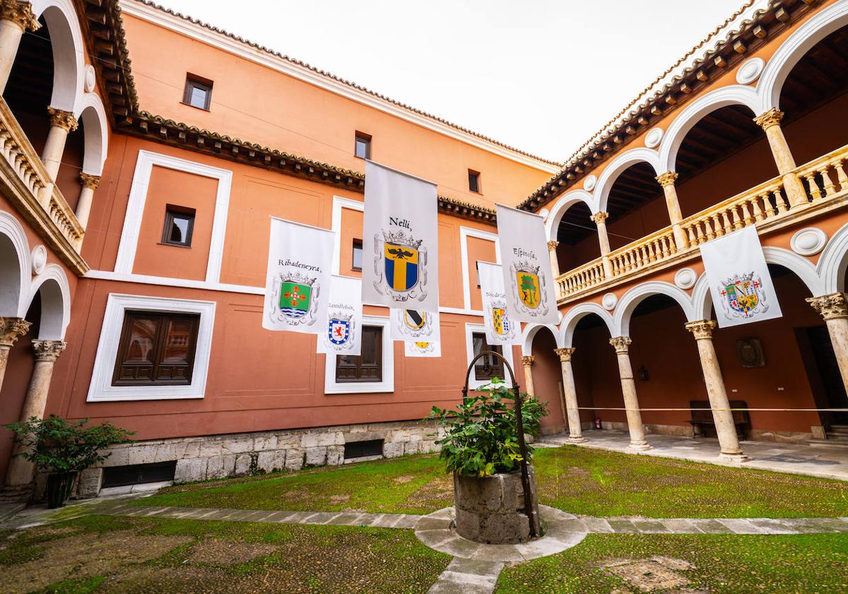 Imagen principal - Patio central del palacio de Fabio Nelli, con diferentes banderolas colgadas, en las que aparecen representados los escudos de algunas ilustres familias de Valladolid. / El palacio de Fabio Nelli, actual sede del Museo de Valladolid. / Perspectiva del tramo inicial de la calle Expósitos, jalonado por los palacios de los marqueses de Villaverde y de Fabio Nelli.