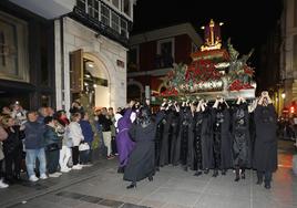 Los cofrades de la Vera Cruz elevan el Lignum Crucis en los Cuatro Cantones el Jueves Santo.