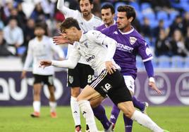 Dani Plomer trata de marcharse de un jugador del Guadalajara durante el partido de la primera vuelta.