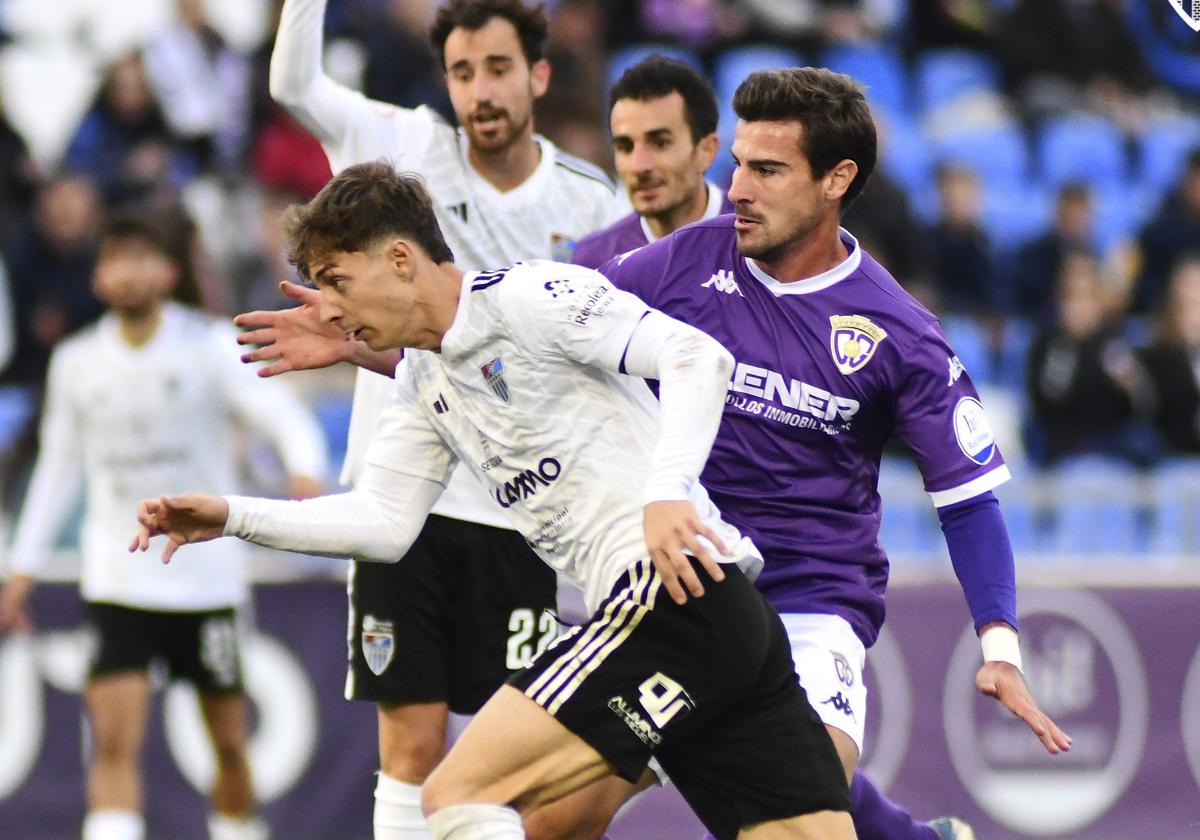 Dani Plomer trata de marcharse de un jugador del Guadalajara durante el partido de la primera vuelta.