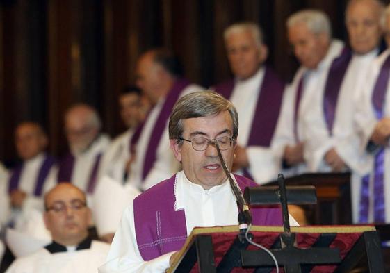 Argüello, como vicario general de la Diócesis, en el funeral de José Delicado Baeza, en 2014.