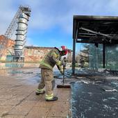 El fuego devora el quiosco ocupado por cuatro indigentes de Las Norias