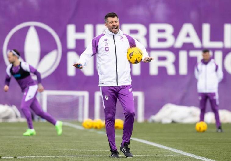 Paulo Pezzolano, en el entrenamiento a puerta abierta de este martes.