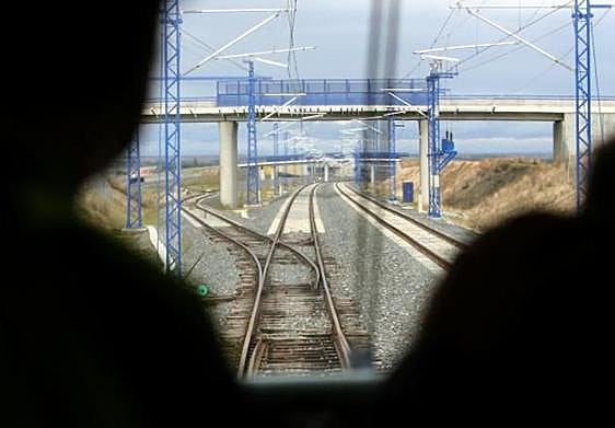 Línea de alta velocidad en la entrada al desvío de Olmedo, en una imagen de archivo.