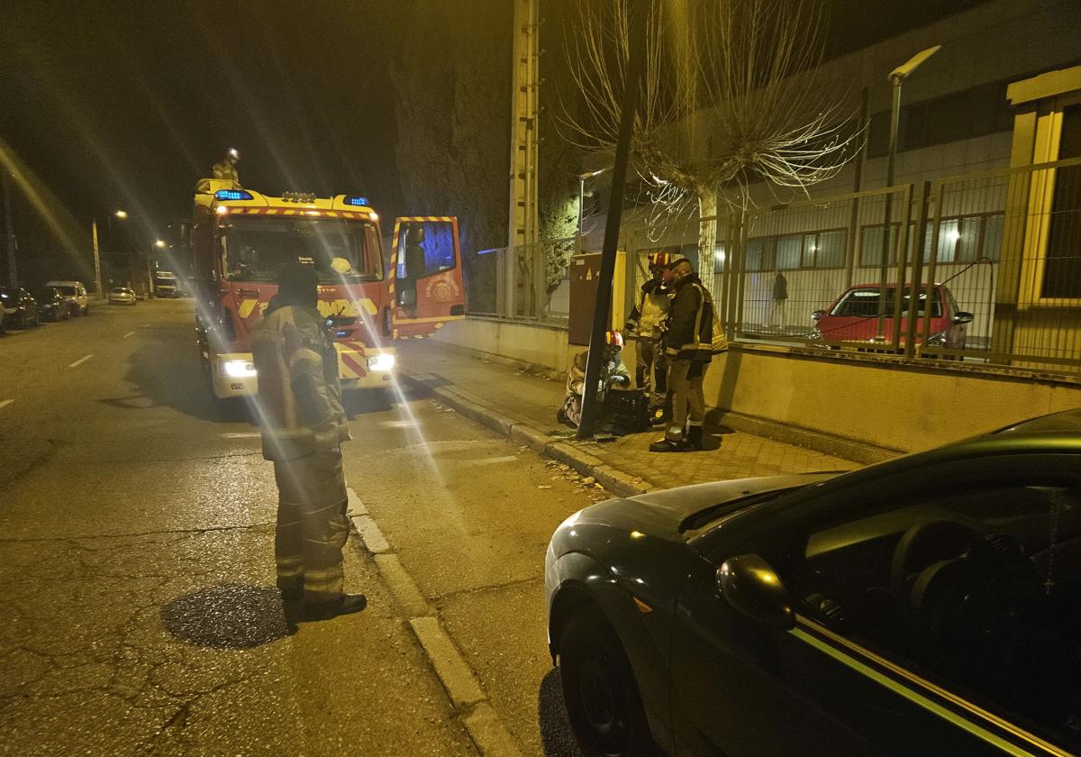 Los Bomberos de Valladolid trabajan para apuntalar la farola.