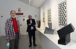 Barriuso, a la izquierda, con Enrique Delgado, junto a las obras donadas, en junio de 2021.