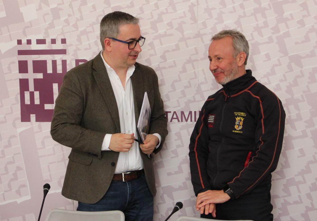 Antonio Casas y Javier Villena, presentan los actos de la fiesta de los bomberos.