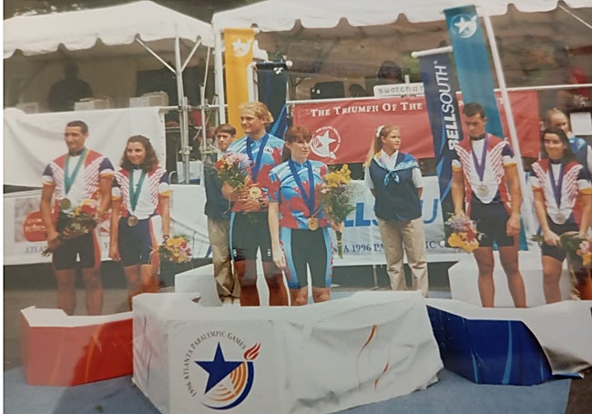 Elena Padrones y su compañero José Ángel Santiago en el pódium de Atlanta en 1996