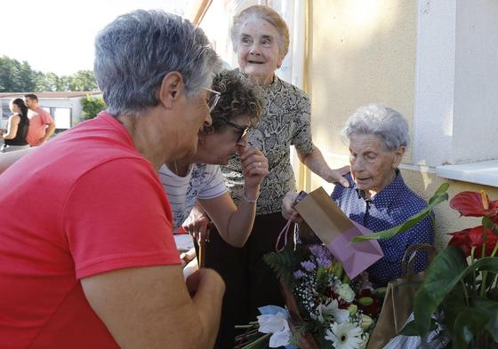 Esperanza Lajo, celebrando sus cien años en julio de 2022 rodeada de los suyos.