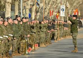 Los militares del Regimiento forman filas durante el ensayo.