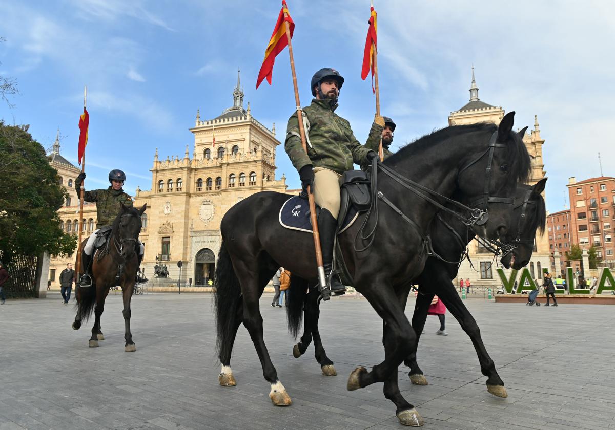 Ensayo del desfile para la visita del rey en la acera Recoletos.