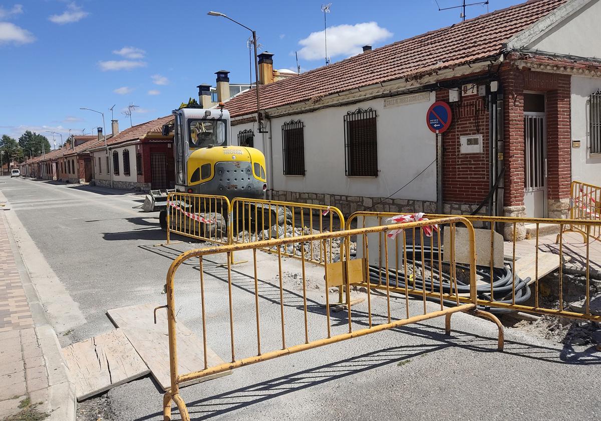 Vallas y zanjas y unas obras que se llevan a cabo en una calle de Cuéllar.