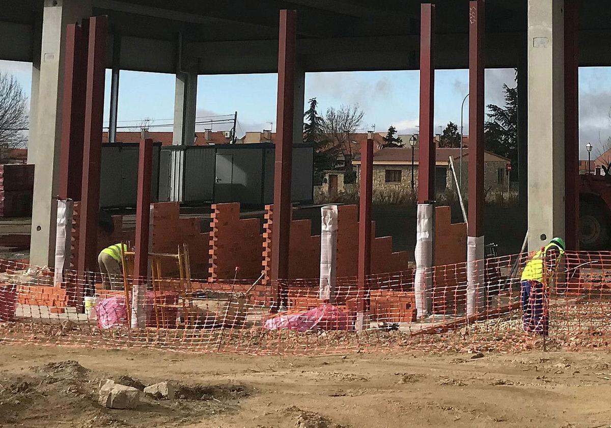 Trabajadores en plena tarea en una construcción en Trescasas.