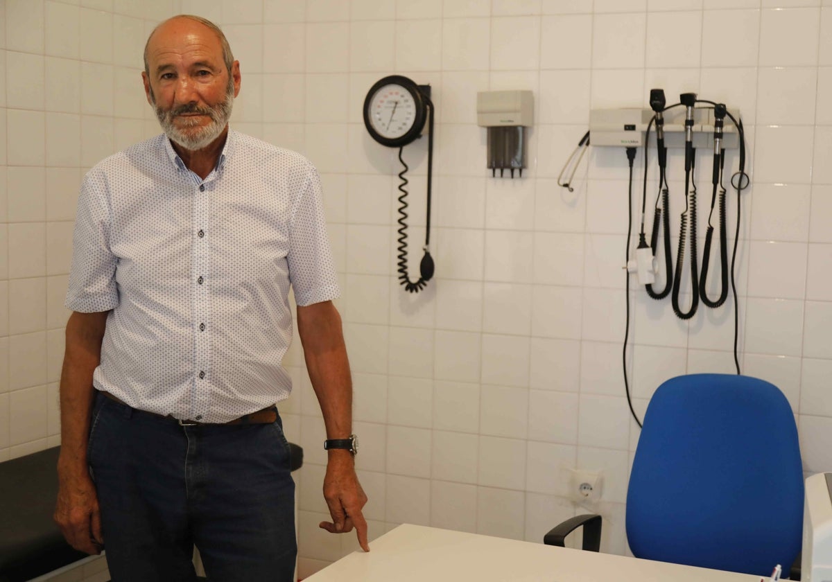 Justo de la Fuente en el consultorio médico de Torre de Peñafiel, ubicado en una sala del Ayuntamiento.