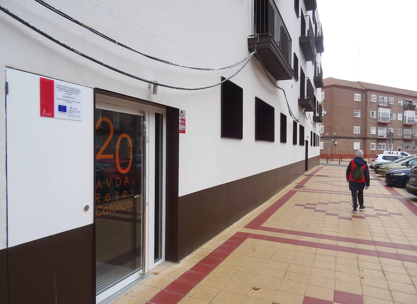 Portal del número 20 en la avenida Reyes Católicos.