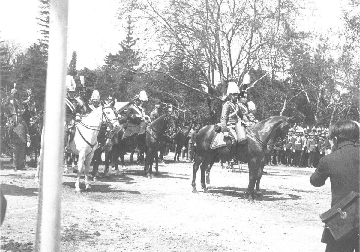 Imagen principal - Diferentes instantáneas del desfile militar en el Campo Grande, con ocasión de la bendición del estandarte de la Academia de Caballería, el 5 de mayo de 1921, y composición de Filadelfo sobre el evento. 