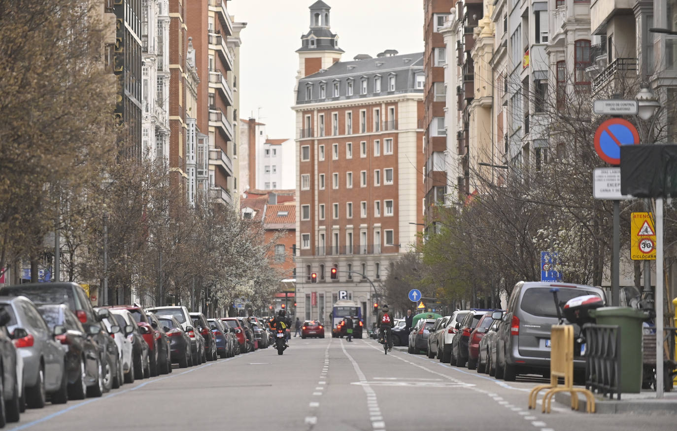 El ambiente en el entorno de la Plaza Zorrilla durante la visita del Rey Felipe VI