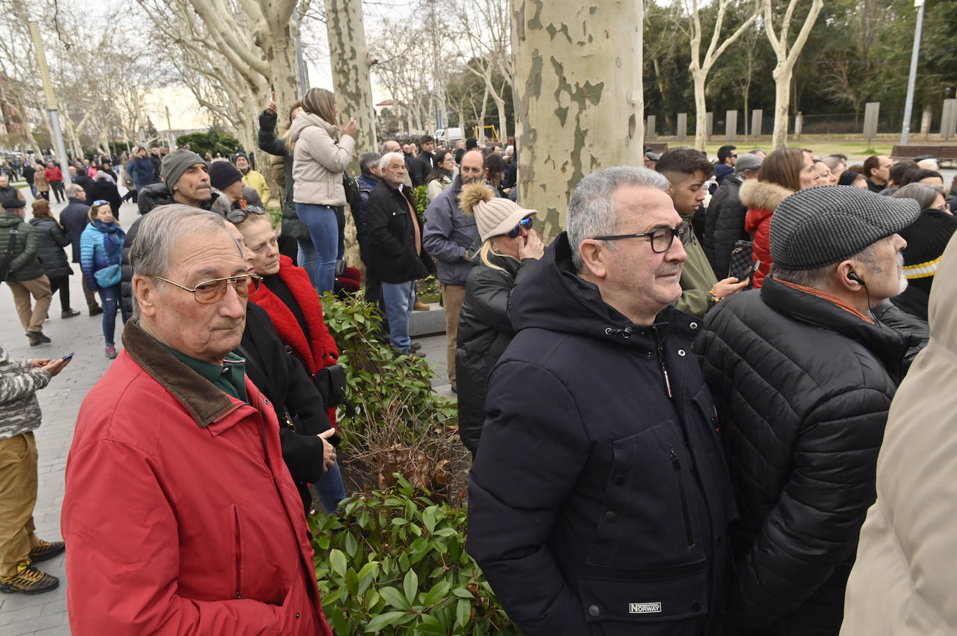 El ambiente en el entorno de la Plaza Zorrilla durante la visita del Rey Felipe VI