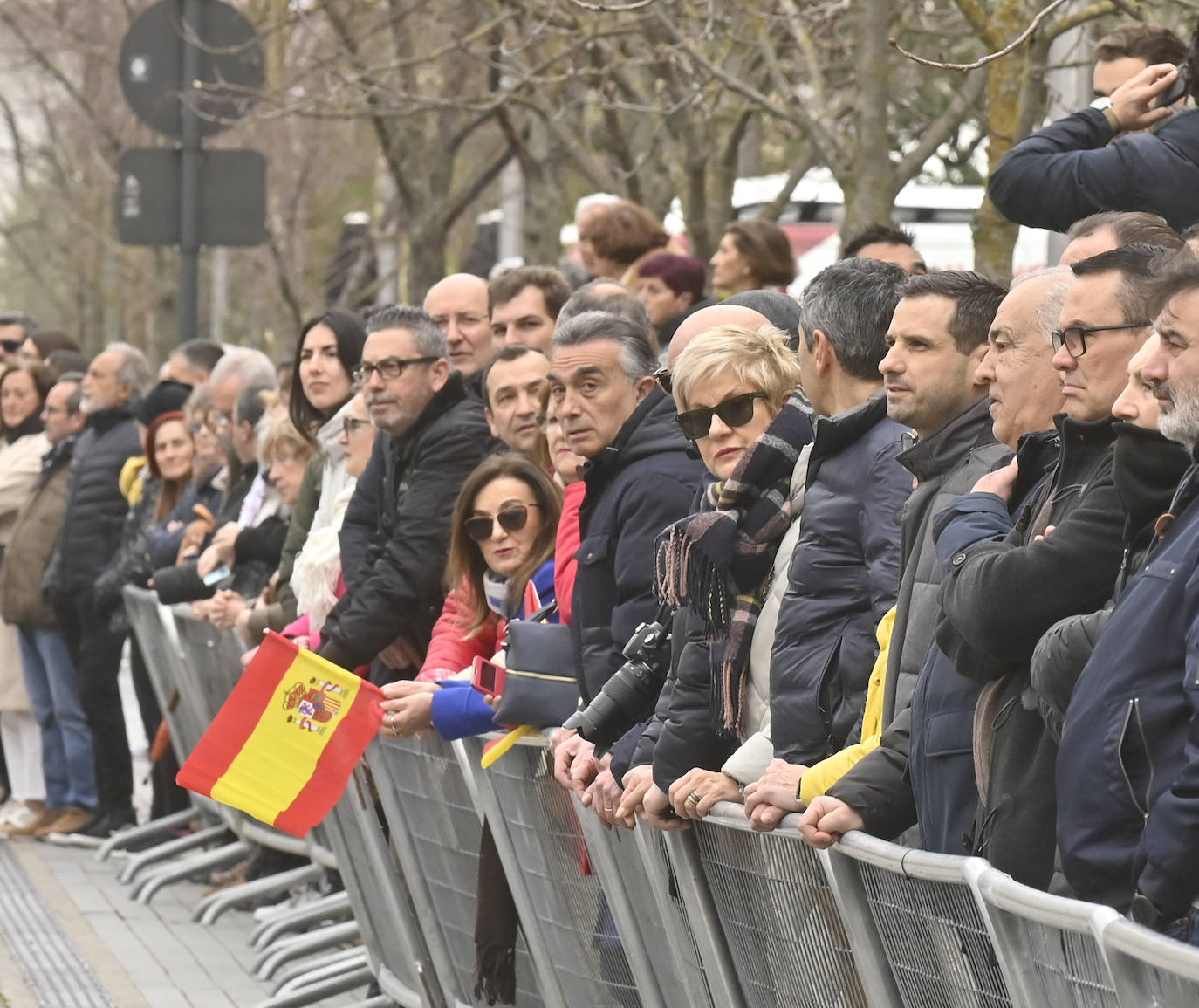 El ambiente en el entorno de la Plaza Zorrilla durante la visita del Rey Felipe VI