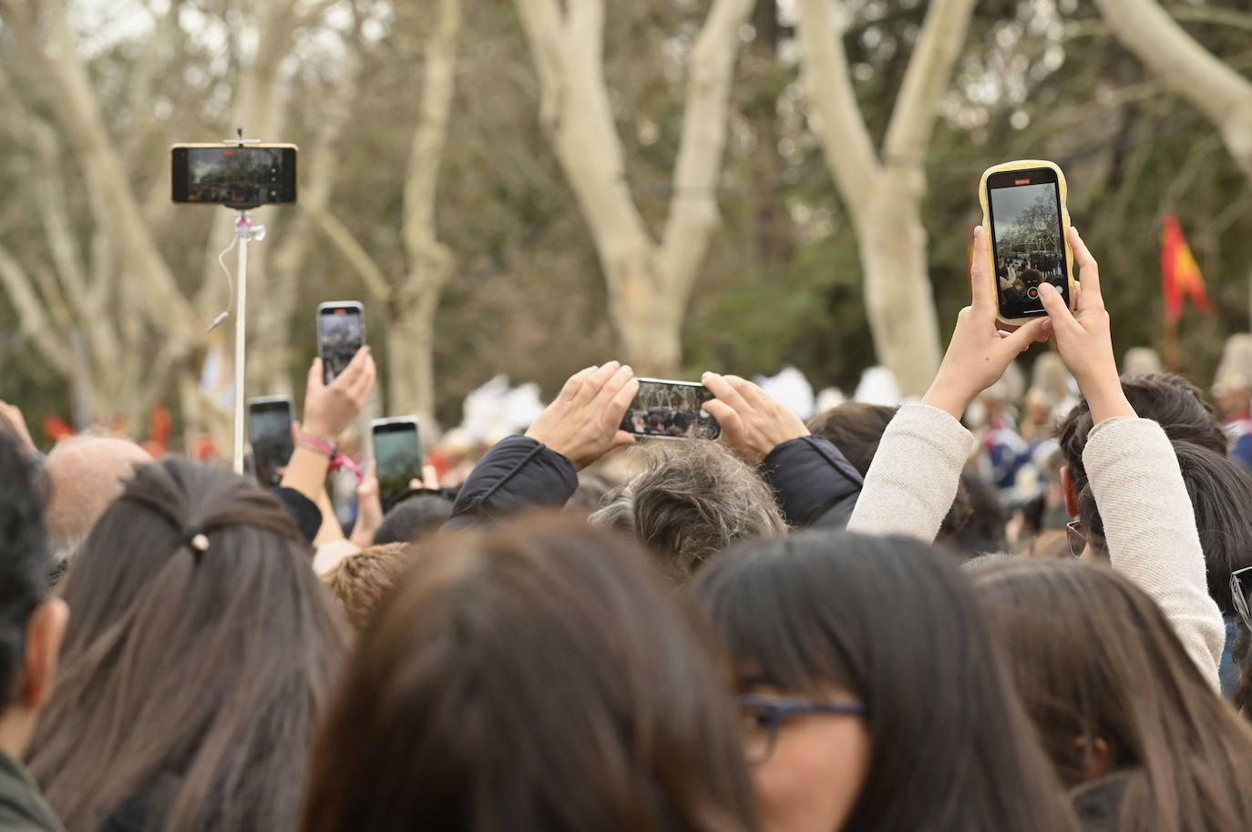 El ambiente en el entorno de la Plaza Zorrilla durante la visita del Rey Felipe VI