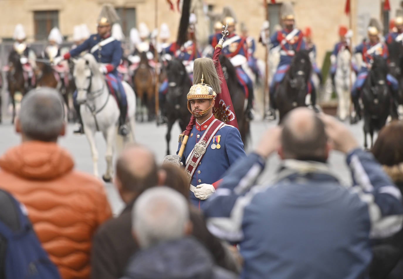 El ambiente en el entorno de la Plaza Zorrilla durante la visita del Rey Felipe VI