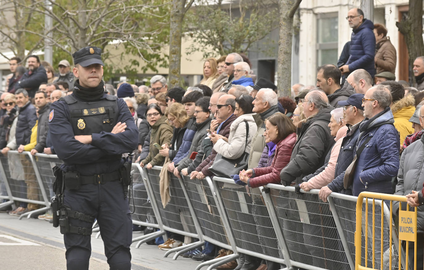 El ambiente en el entorno de la Plaza Zorrilla durante la visita del Rey Felipe VI