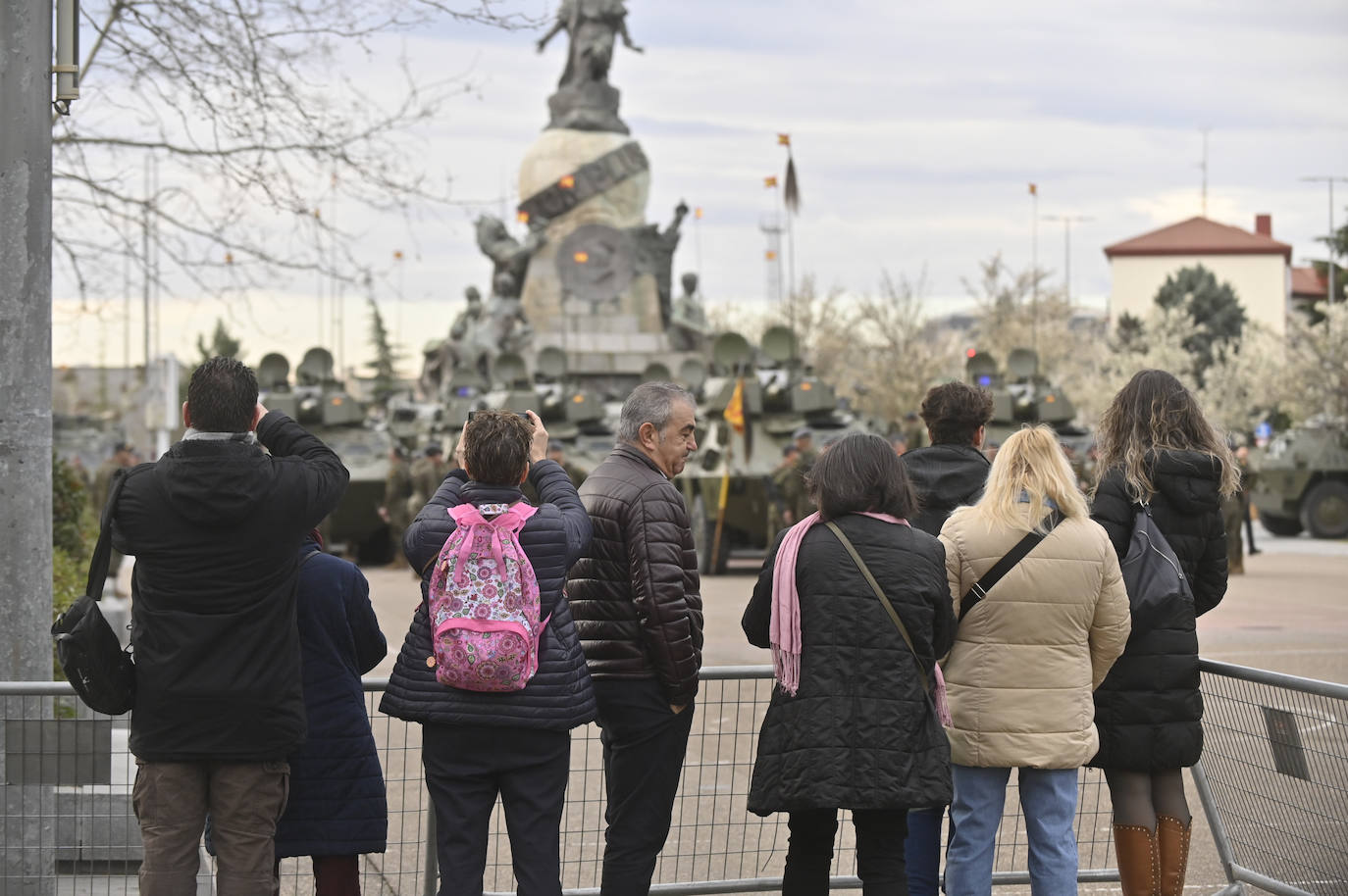 El ambiente en el entorno de la Plaza Zorrilla durante la visita del Rey Felipe VI