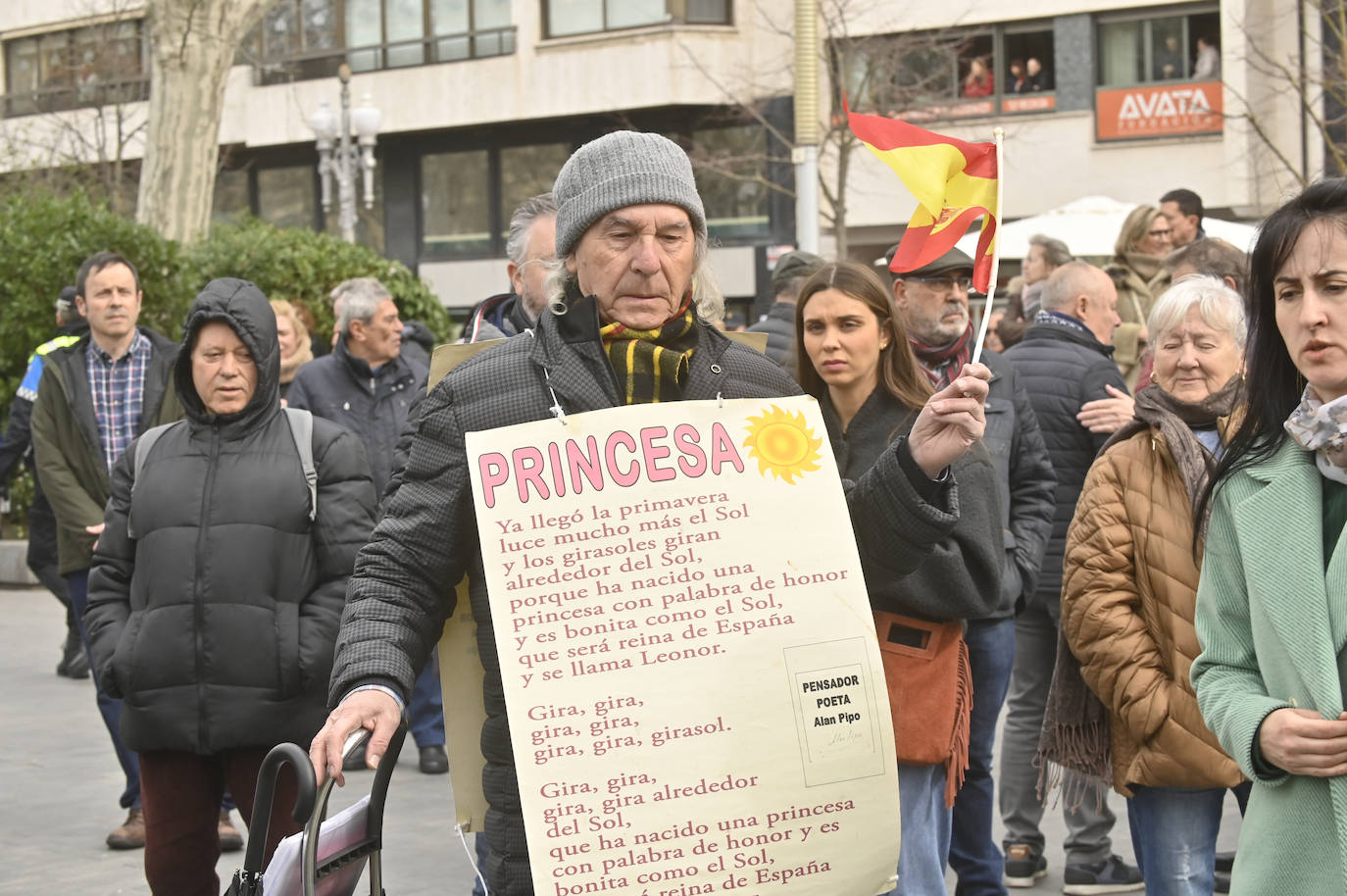 El ambiente en el entorno de la Plaza Zorrilla durante la visita del Rey Felipe VI