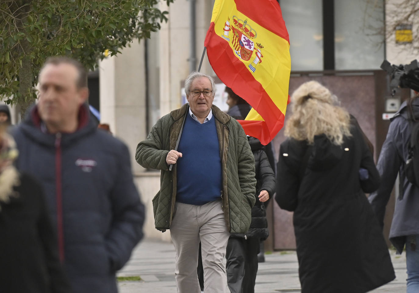 El ambiente en el entorno de la Plaza Zorrilla durante la visita del Rey Felipe VI