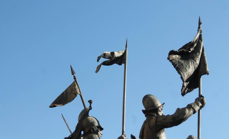 Banderines y farpas del Monumento a los Cazadores de Alcántara, en la Academia de Caballería.