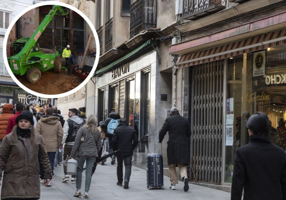 Transeúntes pasean junto a los comercios de la Calle Real afectados por las obras de rehabilitación del teatro Cervantes (en el círculo).