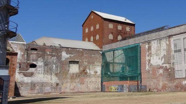 Imagen antes - Urbanismo demolerá el bar incendiado en Las Norias y vigilará las naves de la azucarera