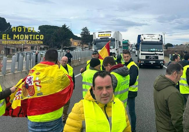 El piquete de agricultores, durante uno de los cortes de la autovía.