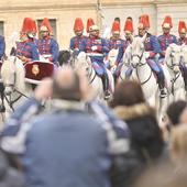 Aplausos y ovaciones para ver de lejos a Felipe VI en Valladolid