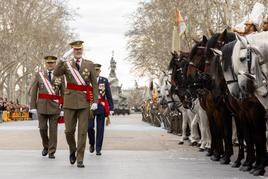 El Rey Felipe VI pasa revista a las tropas.