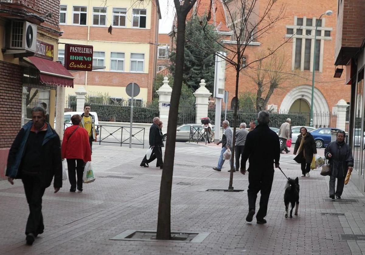 Imagen de archivo de la calle Vegafría, con la plaza del Carmen al fondo, en el barrio de Las Delicias.