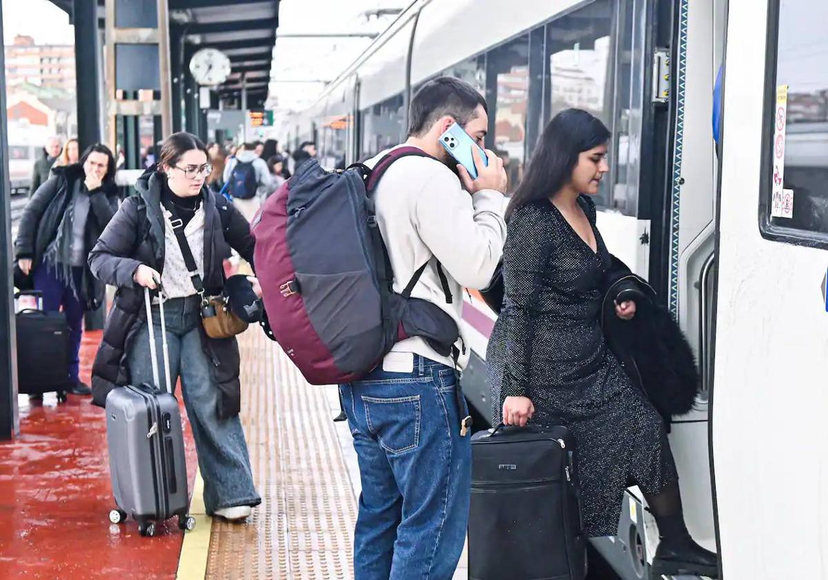 Usuarios de Renfe subiendo a un tren.