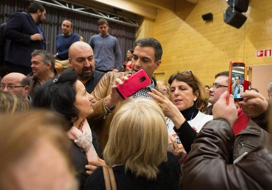 Pedro Sánchez con Santos Cerdán y Koldo García, en un mitin en la campaña de primarias del PSOE en 2017.