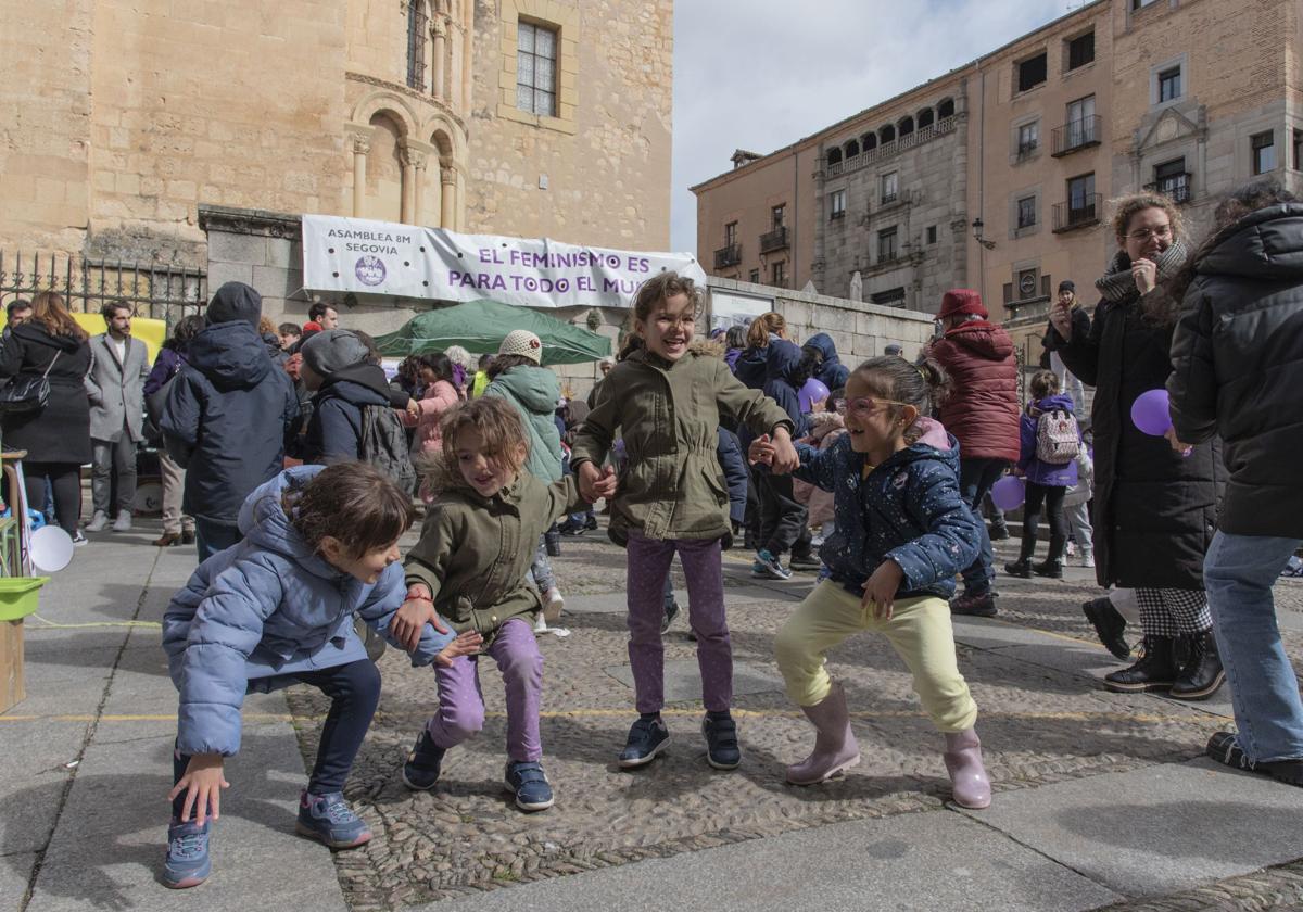 Escolares juegan en la concentración de este viernes por la mañana con motivo del Día de la Mujer en la plaza de San Martín de Segovia.