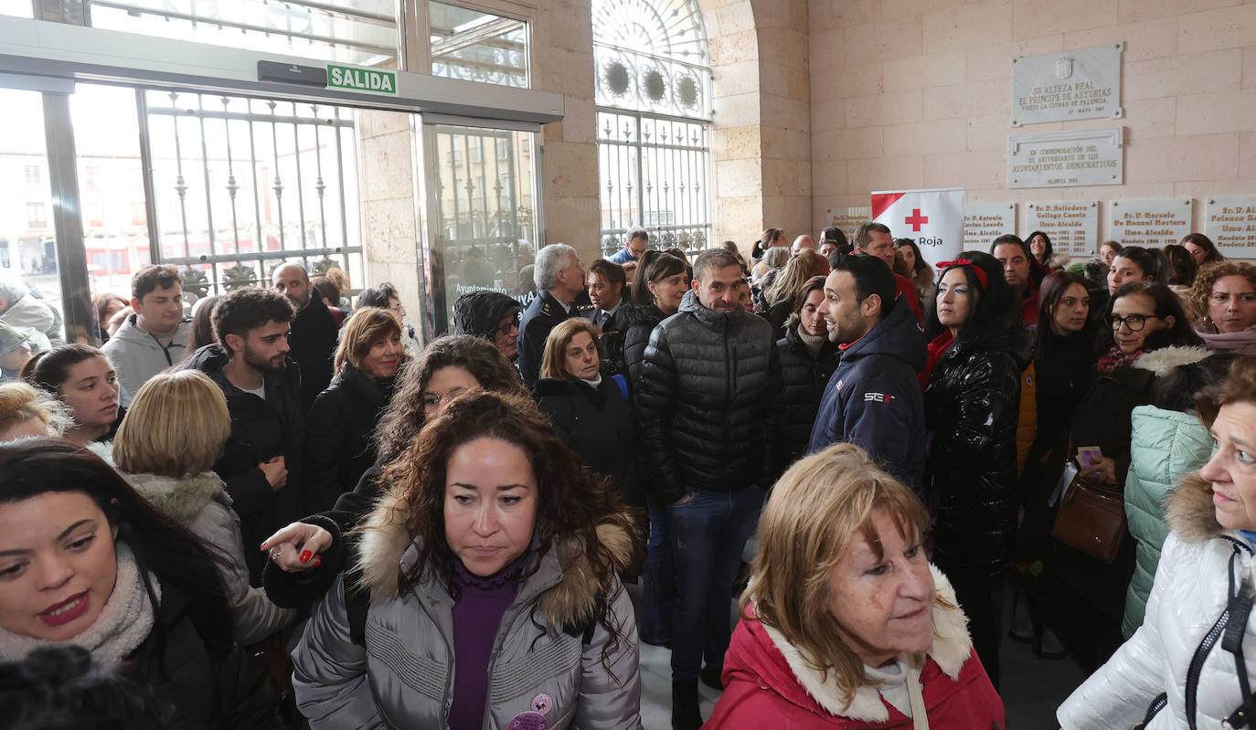 El Ayuntamiento de Palencia conmemora el 8M con tres generaciones de mujeres