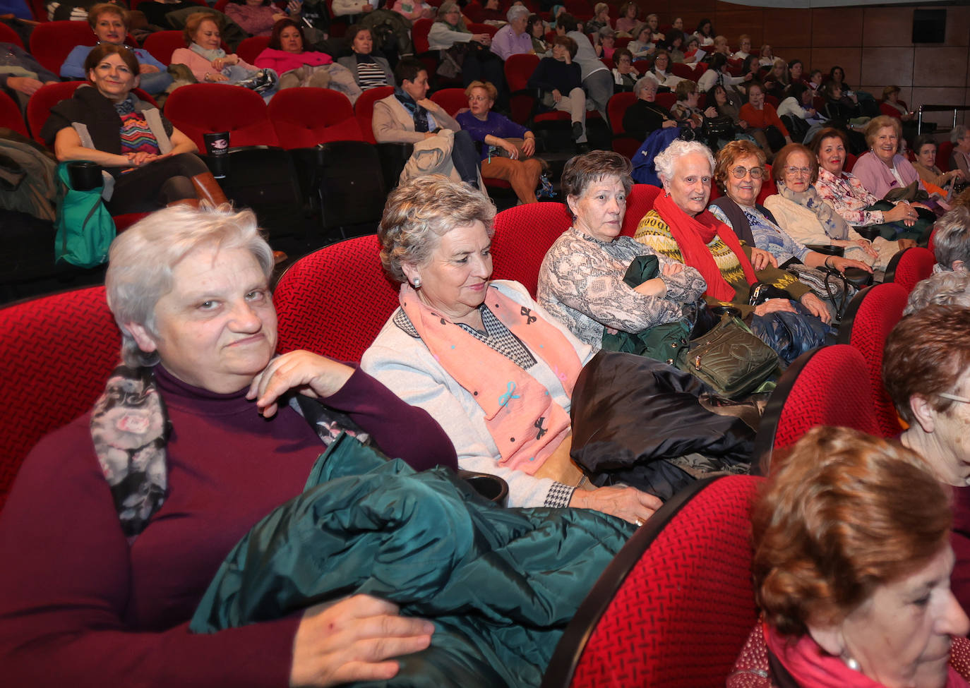 La Diputación homenajea a once mujeres migrantes el 8M