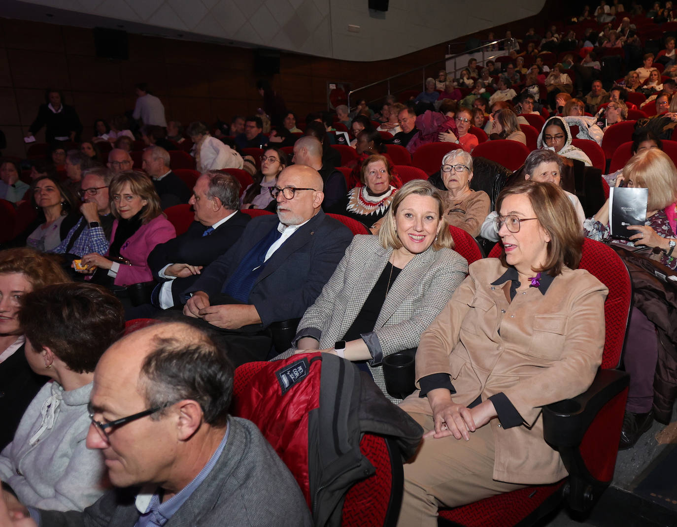 La Diputación homenajea a once mujeres migrantes el 8M